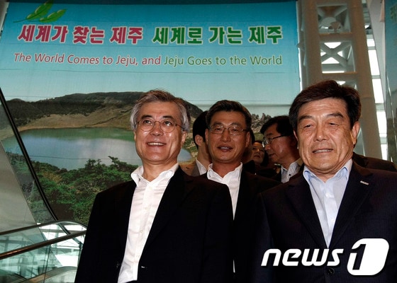 24일 오후 문재인 민주통합당 대선 경선 후보가 세계자연보존 총회가 개최 될 제주컨벤션센터 준비현장을 방문해 현장을 둘러보고 있다. (문재인후보 캠프제공) 2012.8.24/뉴스1 © News1 김보영 