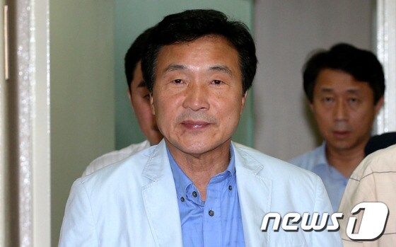 모바일 경선 ARS방식을 문제삼아 두 번째 지역순회 경선인 울산 경선에 불참하기로 하는 등 경선 참여를 유보키로 한 민주통합당 손학규 경선 후보가 26일 오후 서울 여의도 캠프 사무실에서 나오고 있다. 2012.8.26/뉴스1 © News1 박정호 기자