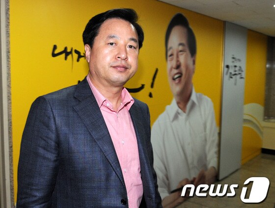 김두관 민주통합당 대선 경선 후보가 추후의 대선 경선, 합동토론회 등의 참여 여부등을 결정짓기 위한 회의를 갖기 위해 26일 오후 서울 여의도 선거캠프 사무실로 들어서고 있다. 민주통합당 대선후보 경선은 이틀만에 모바일투표 공정성 논란에 휘말리며 오늘 울산에서 열린 경선에 손학규, 정세균 후보가 불참하는 등 파행이 이어지고 있다. 2012.8.26/뉴스1 © News1 박세연 기자
