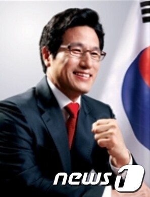 중앙선 양평구간 석불역의 무정차 통과방침이 최종 철회되고 역사건립도 확정됐다고 새누리당 정병국의원이 성명서를 통해 발표했다. /사진은 정병국 새누리당 의원 © News1