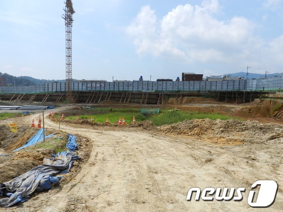 전남 순천 매곡동 재건축 공사 현장.. 터파기 공사를 마치고 중단된 상태다.2012.08.03© News1 