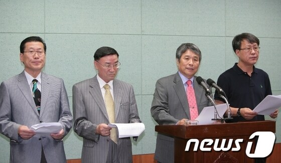 전북지역 대학교수들이 30일 전북도의회에서 기자회견을 열고 문재인 민주통합당 대선 경선 후보 지지를 선언했다./사진제공=전북도의회 © News1  