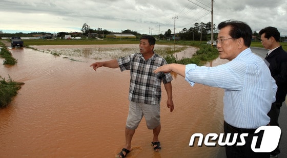 30일 나주 세지면 농경지 침수지역을 방문한 박준영 전남지사/사진제공=전남도© News1