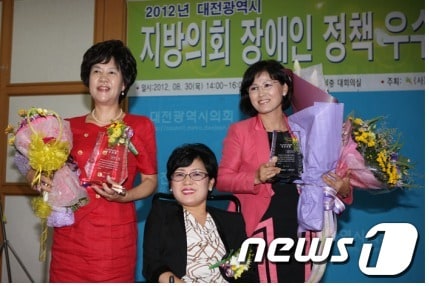 대전시의회 김인식 부의장(오른쪽)과 이영옥 의원(왼쪽)이 장애인 정잭 의정활동 우수위원에 선정됐다.© News1