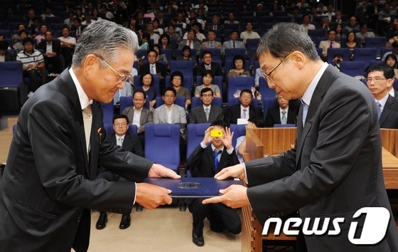 31일 오전 서울 관악구 서울대학교 문화관에서 열린 교수정년식에서 오연천 서울대 총장(오른쪽)이 정년을 맞은 의과대학 의학과 윤재일 교수에게 표창장을 수여하고 있다. © News1 이정선 기자