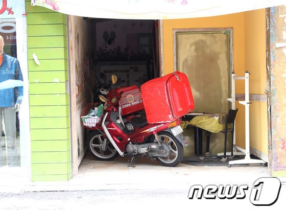 충남 서산의 모 피자가게에서 아르바이트 하던 여대생이 가게 사장의 협박과 성폭행에 시달리다 스스로 목숨을 끊은 것으로 알려지면서 지역사회가 발칵 뒤집혔다. 피해자가 일하던 피자가게는 현재 문을 닫은 상태로 배달용 오토바이 2대가 출입구 계단을 막아선 채 멈춰서 있다. © News1 