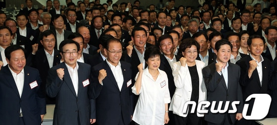 2012년 8월 31일 당시 박근혜 새누리당 대선 후보가 경기도 고양시 일산킨텍스에서 열린 새누리당 국회의원·당협위원장 합동연찬회에참석, 화이팅을 외치고 있는 모습. 2012.8.31/뉴스