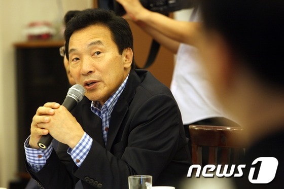 민주통합당 대선주자인 손학규 상임고문이 5일 오후 인천 구월동의 한 식당에서 열린 기자 간담회에서 취재진의 질의에 답하고 있다.(손학규 캠프 제공) 2012.8.5/뉴스1 © News1