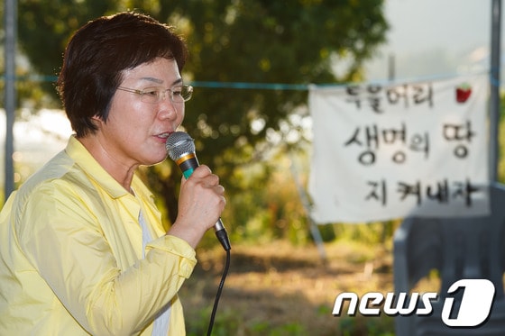 이명박 정부의 핵심 정책인 4대강 살리기 사업 마지막 현장인 경기도 팔당 두물머리 유기농지에 대해 서울지방국토관리청이 6일 행정대집행을 예고한 가운데 하루 전날인 5일 오후 민주통합당 이미경 4대강사업조사특별위원회 위원장이 조사특위 출범식에 참석해 인사말을 하고 있다. 2012.8.5/뉴스1 © News1 유승관 기자