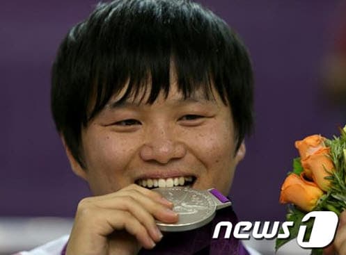 © News1 런던올림픽 50m 권총 결승에서 은메달을 목에 건 단양출신 최영래 선수.