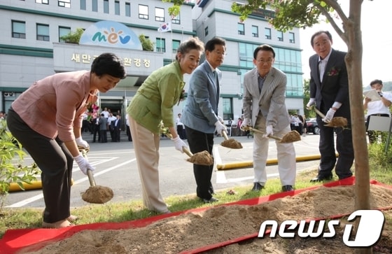 박미자 새만금지방환경청장(왼쪽부터)과 유영숙 환경부장관, 조남조 새만금위원회 위원장, 김완주 전북도지사, 송하진 전주시장이 8일 새만금지방환경청 개청식에서 기념식수를 하고 있다./사진제공=전북도 © News1  