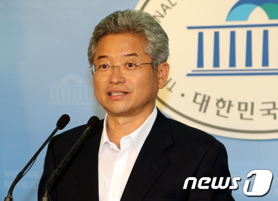 새누리당 이철우 원내대변인이 8일 서울 여의도 국회의사당 정론관에서 현안 브리핑을 하고 있다./2012.8.8/뉴스1 © News1   이종덕 기자