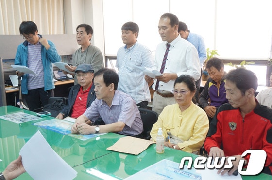 군산 수해참사 시민대책위원회가 11일 오전 군산시청 브리핑룸에서 군산시의 원인규명과 사후대책을 요구하는 기자회견을 갖고 있다. © News1  