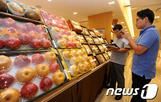 지난 9월11일 서울 영등포구 한 백화점의 추석선물세트 코너에서 영등포구청 청소과 직원들이 과대포장상품 단속을 실시하고 있다. © News1 박세연 기자