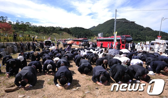 통일교 창시자 고 문선명 총재의 3남 문현진 통일세계재단 회장과 함께 조문 온 신도들이 11일 오후 경기도 가평군 설악면 청심평화월드센터 앞 길거리에서 시신이 안치된 천정궁을 향해 절을 하고 있다. © News1 박철중 기자