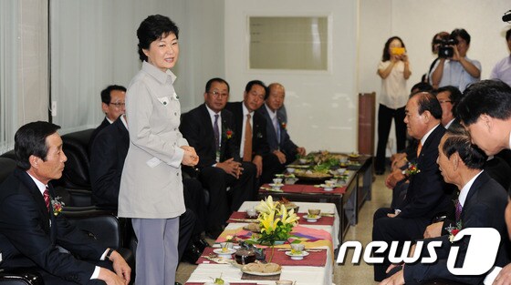 박근혜 새누리당 대선후보가 11일 오후 서울 잠실실내체육관에서 열린 제65주년 전국농촌지도자대회에 참석해 임원 간담회를 하고 있다. 2012.9.11/뉴스1 © News1 허경 기자