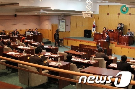 전북 정읍시의회(의장 김승범)는 11일 대선 불법선거 책임자 처벌을 요구하는 성명서를 발표했다./사진제공=정읍시의회© News1 박제철 