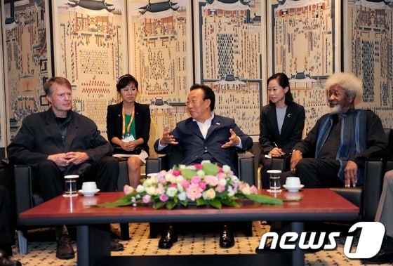 지난 11일 경주 현대호텔에서 김관용 경북도지사(가운데)와 노벨문학상 수상자인 윌레 소잉카(오른쪽), 르 끌레지오(왼쪽)가 대담을 갖고 있다./사진제공=경북도© News1