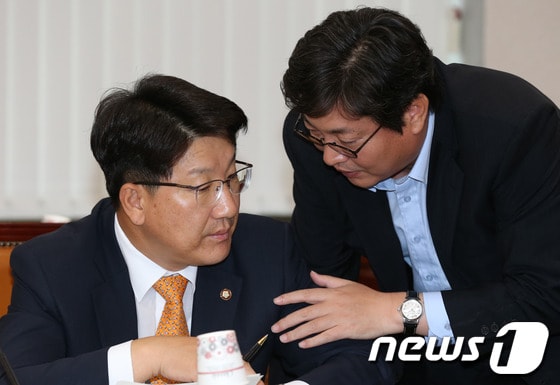 권성동 새누리당 의원(왼쪽), 이춘석 민주당 의원(오른쪽). 2012.9.12/뉴스1 © News1 양동욱 기자