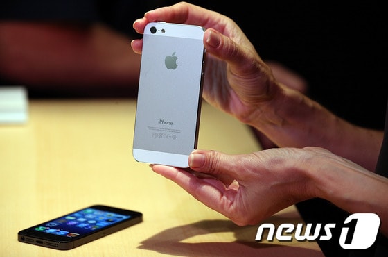 애플이 12일(현지시간) 공개한 아이폰5.© AFP=News1 