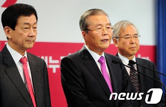 새누리당 김종인 국민행복추진위원장이 16일 오후 서울 여의도 당사에서 국민행복추진위원회 세부 인선결과를 발표하고 있다. 이날 국민행복추진위원회는 김종인 위원장을 비롯해 부위원장 자리엔 진영 정책위의장&#40;왼쪽&#41;과 문용린 서울대 교수&#40;오른쪽&#41;가 임명됐다. 2012.9.16/뉴스1 © News1 이정선 기자