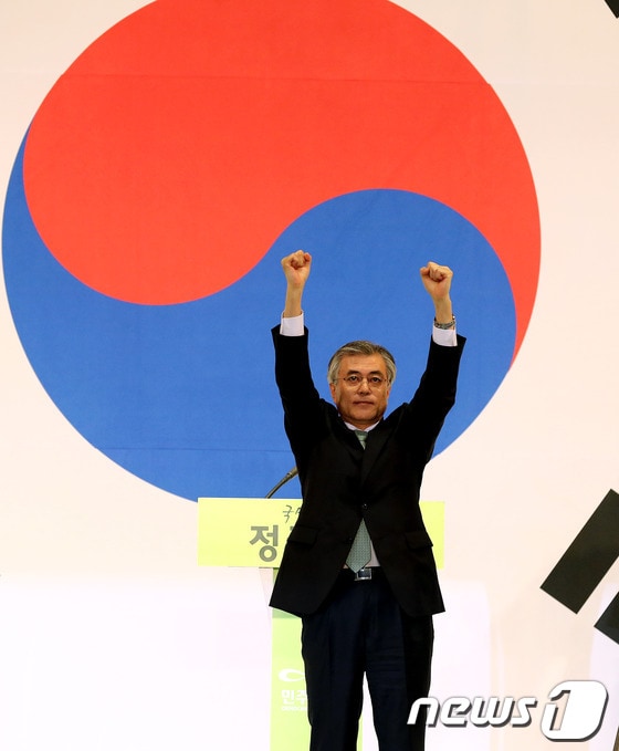 민주통합당 문재인 대선경선후보가 16일 경기 고양시 고양체육관에서 열린 제18대 대통령선거후보자 선출을 위한 서울 순회 경선에서 대선 후보로 선출된 후 주먹을 불끈 쥐고 있다. 문 후보는 서울경선에서 1위를 차지, 누적합계 과반을 넘어서 결선투표 없이 이날 민주통합당의 18대 대통령후보로 선출되었다. 2012.9.16/뉴스1 © News1 이종덕 기자