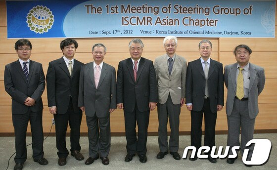 한국한의학연구원은 17일 오후 연구원에서 ‘제1회 국제 전통의학 임상진료지침 심포지엄’을 개최했다. 좌측부터 이명수 책임연구원, 천이훙(옵서버, 대만), 린자웅겅 교수, 최승훈 원장, 키이치로 츠타니, 류지엔핑 교수, 카메이 츠토무 소장 © News1 