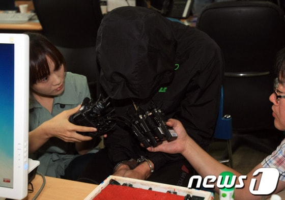 광주 여고생 성폭행 사건의 범인인 대학생 임모(23)씨가 18일 오전 광주 광산경찰서에서 기자들의 질문을 받고 있다. 2012.9.18 /뉴스1 © News1 김태성 기자