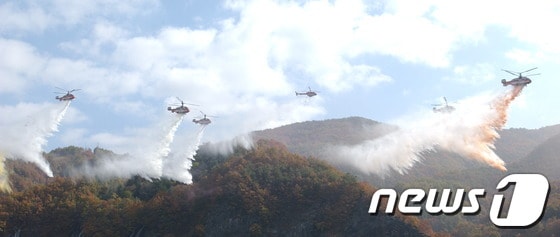 개청 41주년을 맞은 산림항공본부가 19일 오전 산림항공 역사 40년을 담은 ‘산림항공본부 40년사’ 출판기념회를 갖는다. 사진은 산불 현장에서 진화작업을 벌이고 있는 산림항공본부 소속 헬리콥터들의 편대비행 장면. © News1