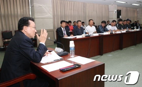 김완주 전북도지사는 19일 전북체육회관에서 도내 학교야구 지도자들과 함께 '유소년 및 학교 야구 활성화 방안'을 주제로 대화를 나눴다. (전북도 제공) 2012.9.19/뉴스1 © News1   김춘상 기자