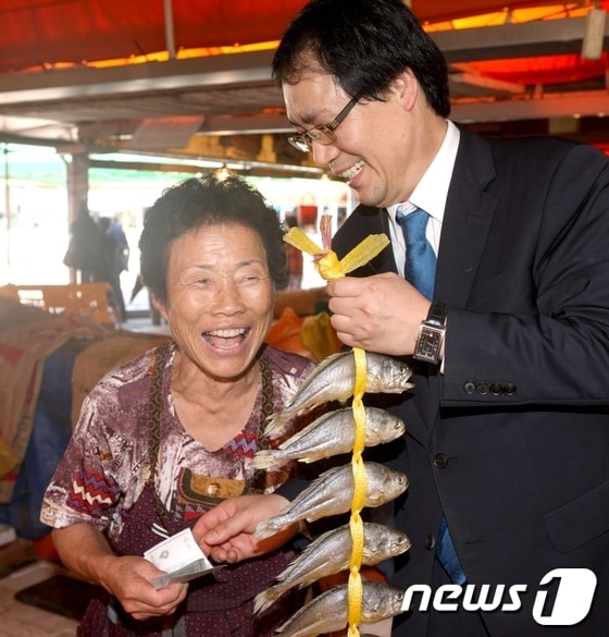 임성훈 나주시장이 지난해 전통시장에서 장보기 행사를 하며 환하게 웃고 있다./사진제공=나주시 © News1