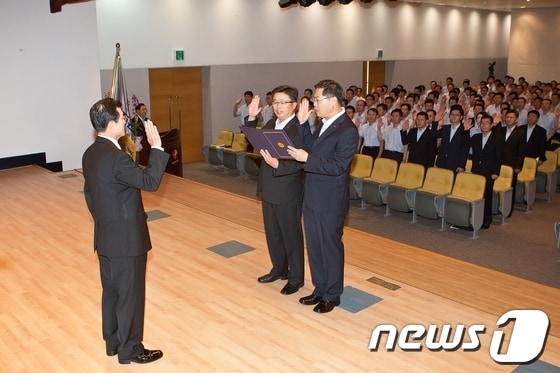 광주은행 직원들이 건전한 회식문화 만들기 다짐대회를 열고 있다./사진제공=광주은행© News1