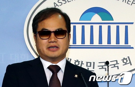 민주통합당 최동익 의원이 20일 오전 서울 여의도 국회에서 기자회견을 갖고 장애인의 소득 및 경제활동 보건 및 자립지원 영역의 연구 결과를 발표하고 있다. 한편 민주통합당 공천로비 의혹을 수사중인 부산지검 공안부는 비례대표인 최 의원이 장향숙 전 의원에게 공천청탁과 함께 7천만원을 전달한 정황을 포착하고 서울 동작구 상도동 자택과 사무실을 전격 압수수색 했다. 2012.9.20/뉴스1 © News1 양동욱 기자