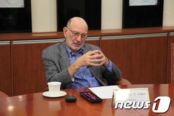 유전공학창시자 스탠리 코헨 교수가 20일 뉴스1과 회견하고 있다.© News1