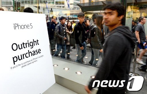21일 호주 시드니 애플의 아이폰 신모델 '아이폰5'를 출시하는 매장 앞에 대기 행렬이 길게 늘어져 있다. © AFP=News1 