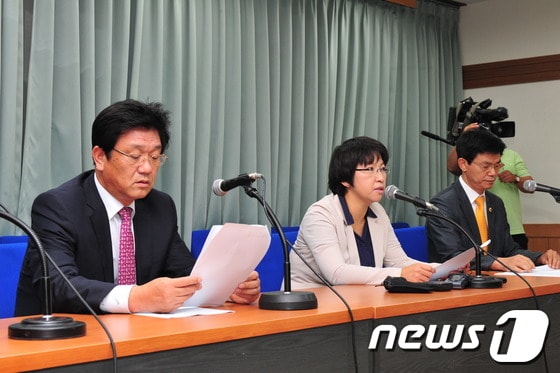 21일 제주특별자치도의회 도민의방에서 기자회견을 열고 있는 한영호,  김영심, 이석문 도의원 (사진=제주도의회) © News1 이상민 기자