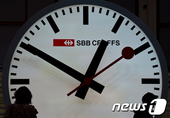 애플이 디자인을 도용했다는 논란이 일고 있는 스위스연방철도 (SBB, CFF, FFS) 의 시계. 18일(현지시간) 독일 베를린에서 열리는 세계 최대 규모의 '국제 철도수송기술 박람회에 전시됐다. © AFP=News1