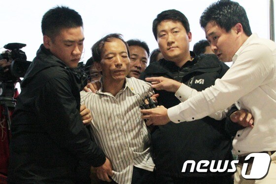 17일 대구 동부경찰서 유치장 배식구를 통해 탈출, 6일 동안 도피행각을 벌이다 22일 오후 5시께 경남 밀양시 하남읍의 한 아파트 옥상에서 붙잡힌 최갑복(50)이 수사본부가 설치된 대구 동부경찰서로 들어오고 있다. © News1 김대벽 기자