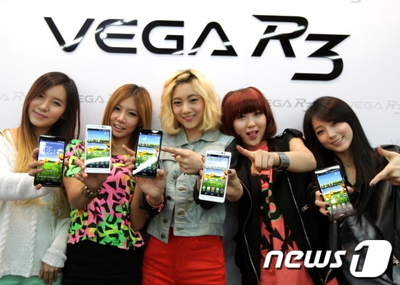                                                    팬택 모델들이 '베가 R3'를 선보이고 있다.(사진=팬택)© News1  