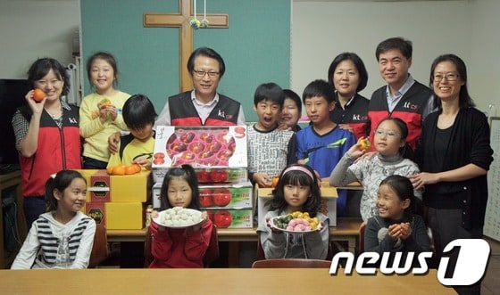 ktcs 대전사업단 직원들이 9월 24일 빈들지역아동센터를 방문해 추석맞이 송편빚기 요리교실을 열었다. © News1 