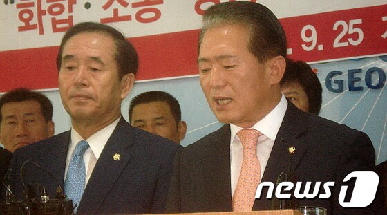 김한표 의원이 25일 거제시청에서 새누리당 입당 기자회견을 하고 있다. © News1 