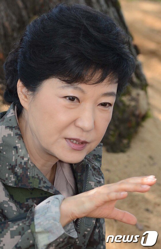 새누리당 박근혜 대선후보가 25일 강원도 양구군 동면 월운리 수리봉 21사단 유해발굴현장을 방문한 후 여군들과의 오찬간담회에서 이야기 하고 있다. 2012.9.25/뉴스1 © News1 사진공동취재단