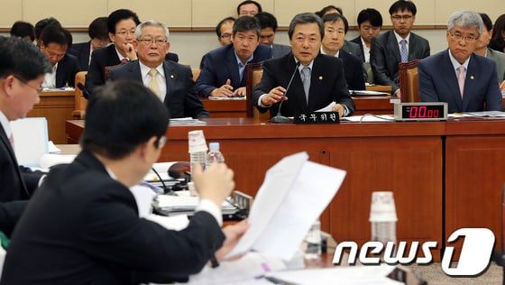 맹형규 행정안전부장관이 26일 서울 여의도 국회의사당 법제사법위원회 전체회의에 출석해 '경찰관의 직무집행으로 인해 발생한 손실에 대한 보상 규정 신설 법안'에 대한 민주통합당 박법계 의원의 질의에 답변하고 있다. 2012.9.26/뉴스1 © News1 이종덕 기자