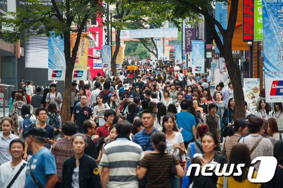 지난 9월26일 오후 서울 명동거리가 시민들과 외국인관광객들로 붐비고 있다. 2012.9.26/뉴스1 © News1   유승관 기자