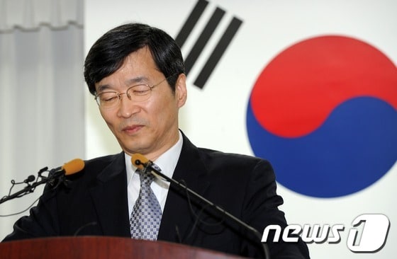 곽노현 서울시교육감이 선거법 위반으로 교육감직을 상실한 27일 서울시교육청에서 직원들에게 퇴임인사를 하고 있다. 2012.9.27/뉴스1 © News1 이명근 기자