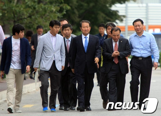 4·11 총선 과정에서 불법 선거운동을 벌인 혐의로 1심에서 실형을 선고 받고 수감된 박주선(무소속·광주 동구) 의원이 27일 오후 항소심에서 벌금형을 선고받고 광주교도소를 나오고 있다.2012.9.27/ 뉴스1 © News1 김태성 기자