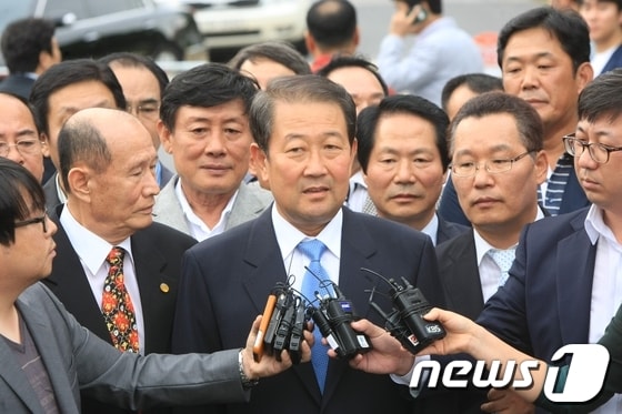 4·11 총선 과정에서 불법 선거운동을 벌인 혐의로 1심에서 실형을 선고 받고 수감된 박주선(무소속·광주 동구) 의원이 27일 오후 항소심에서 벌금형을 받고 광주교도소를 나와 소회를 밝히고 있다.2012.9.27/ 뉴스1 © News1 김태성 기자