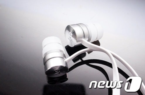 옵티머스 G에 묶음으로 제공되는 이어폰 '쿼드 비트'.© News1  