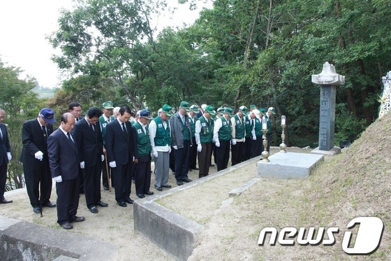 전북 정읍시는 28일 고부면 6.25피학살묘에서 김생기 시장을 비롯해 지역 기관장들이 참여한 가운데 억울하게 희생당한 반공인사들의 넋을 기리는 추모식을 거행했다. /사진제공=정읍시© News1 