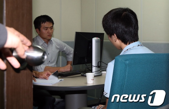 지난 28일 서울 반포동 소재 초등학교 교실에 난입해 흉기를 휘두른 피의자 김모군&#40;18&#41;이 서울 방배경찰서에서 조사를 받고 있는 모습. © News1 이종덕
